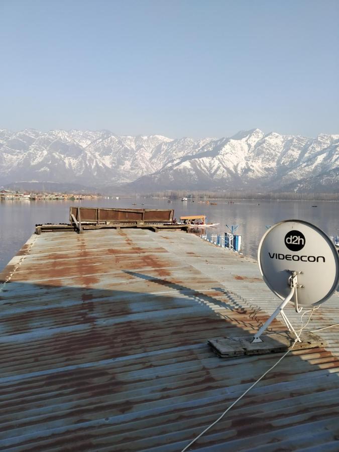 Houseboat Young Snow View Front Line Dal Lake Srinagar  Bagian luar foto