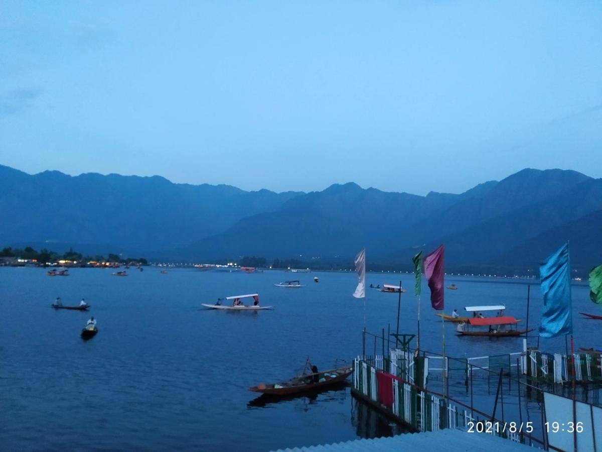 Houseboat Young Snow View Front Line Dal Lake Srinagar  Bagian luar foto