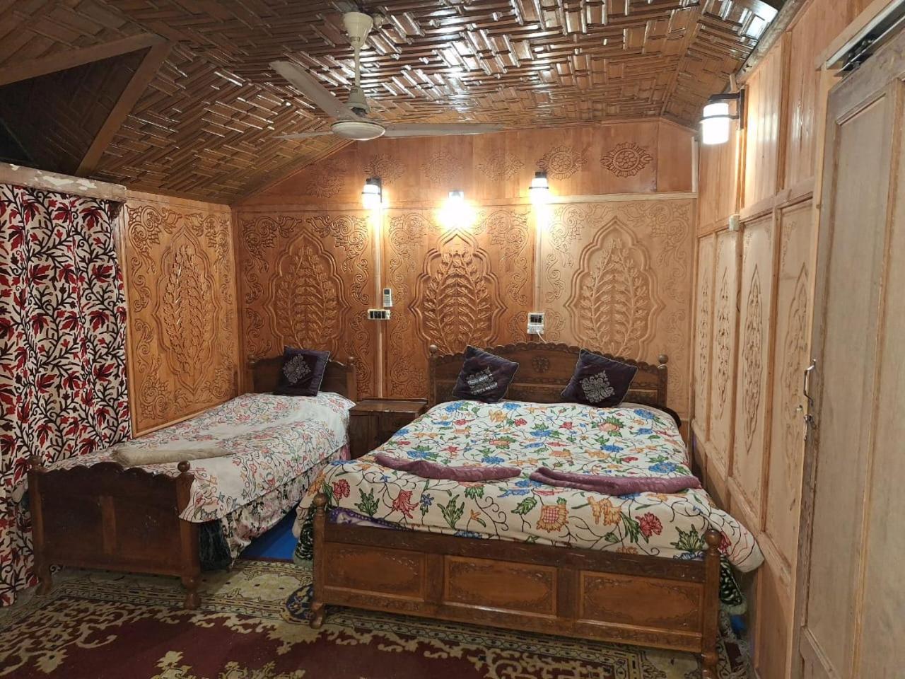 Houseboat Young Snow View Front Line Dal Lake Srinagar  Bagian luar foto