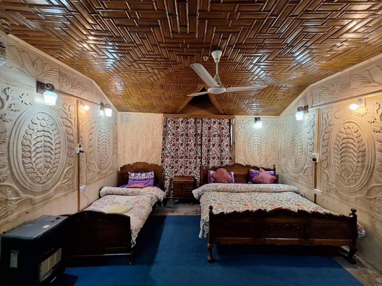 Houseboat Young Snow View Front Line Dal Lake Srinagar  Bagian luar foto