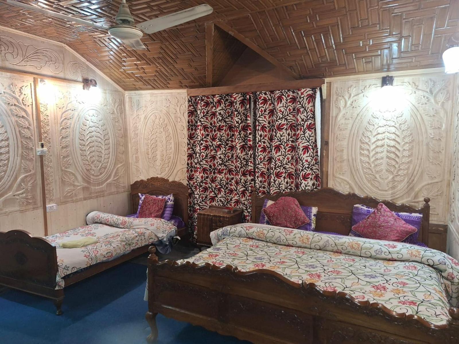 Houseboat Young Snow View Front Line Dal Lake Srinagar  Bagian luar foto