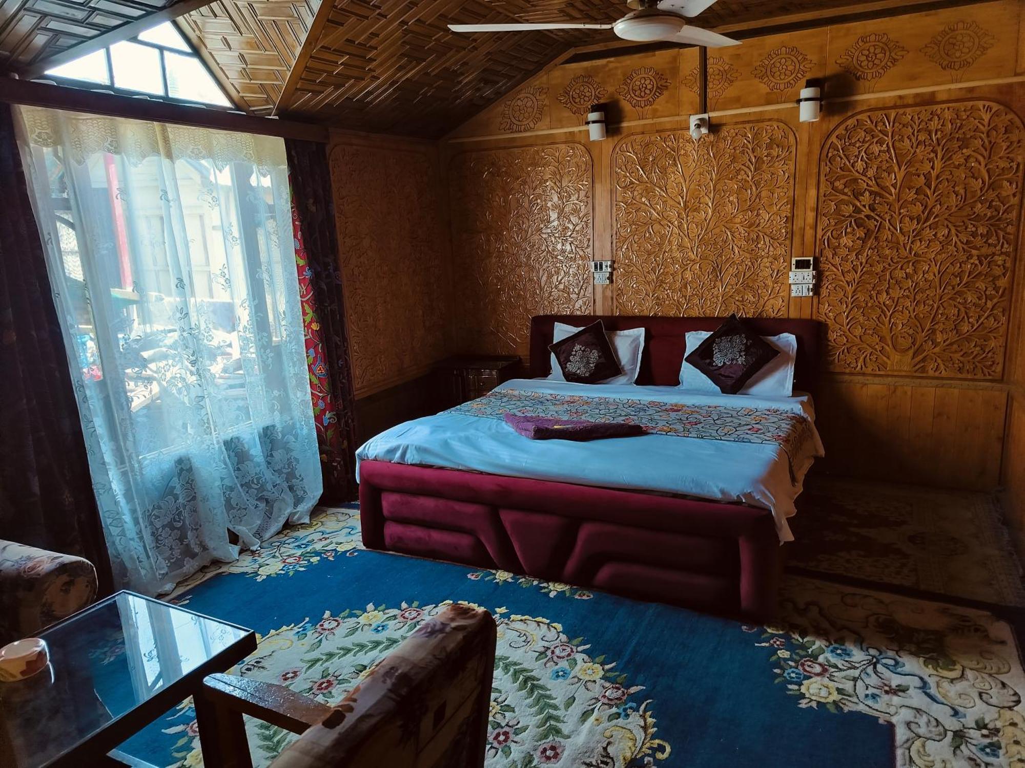 Houseboat Young Snow View Front Line Dal Lake Srinagar  Ruang foto