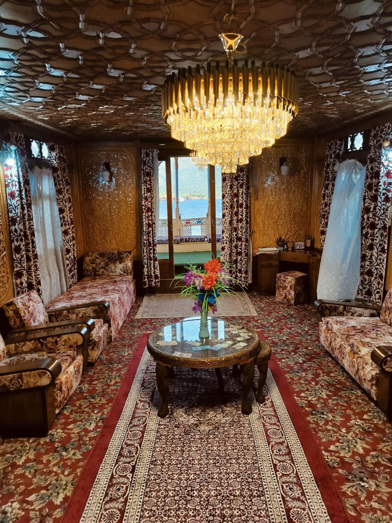 Houseboat Young Snow View Front Line Dal Lake Srinagar  Bagian luar foto
