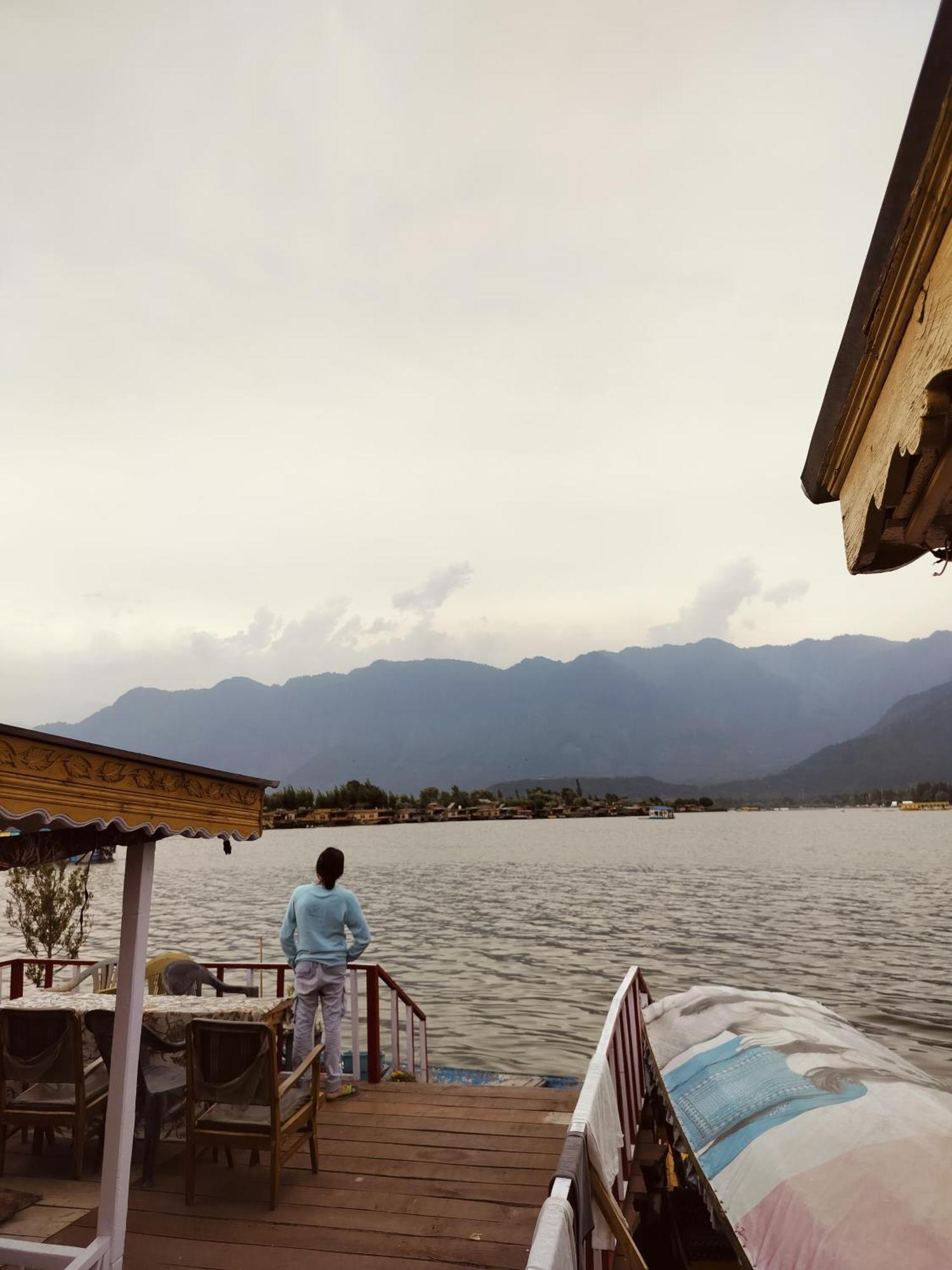 Houseboat Young Snow View Front Line Dal Lake Srinagar  Bagian luar foto