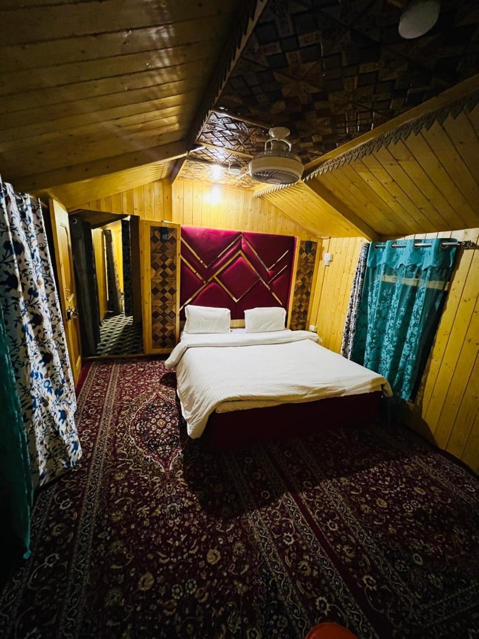 Houseboat Young Snow View Front Line Dal Lake Srinagar  Ruang foto