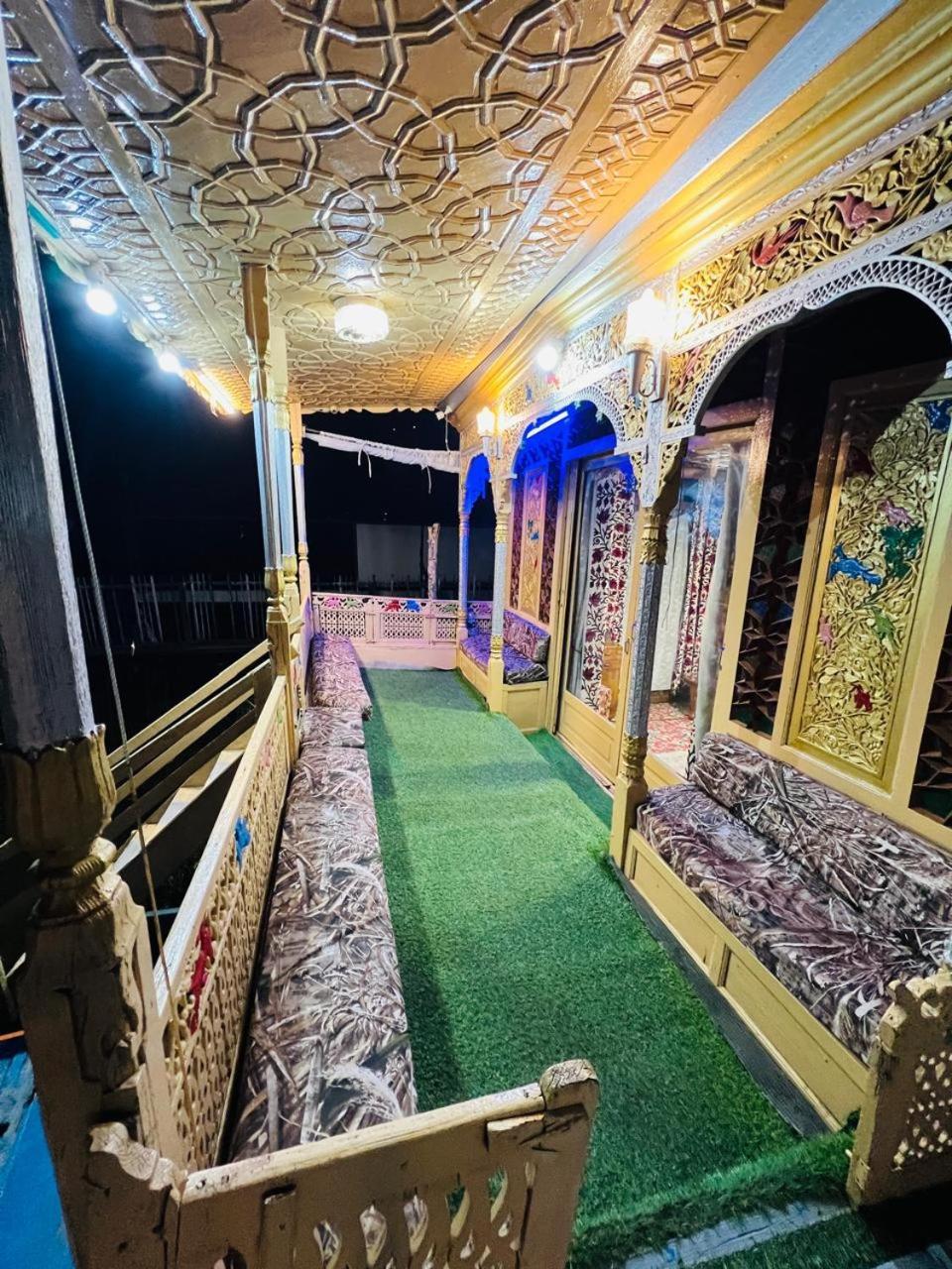 Houseboat Young Snow View Front Line Dal Lake Srinagar  Bagian luar foto