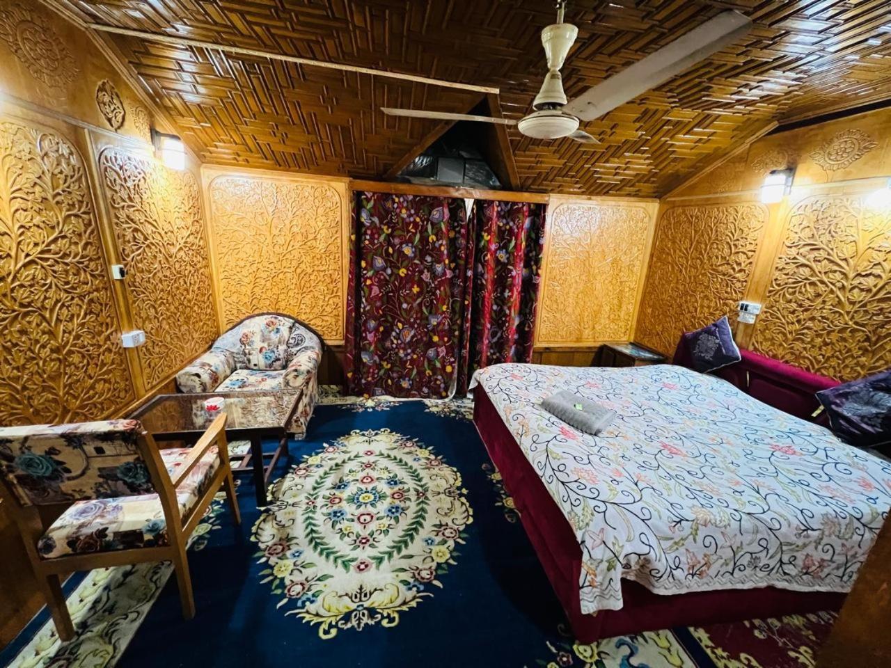 Houseboat Young Snow View Front Line Dal Lake Srinagar  Bagian luar foto