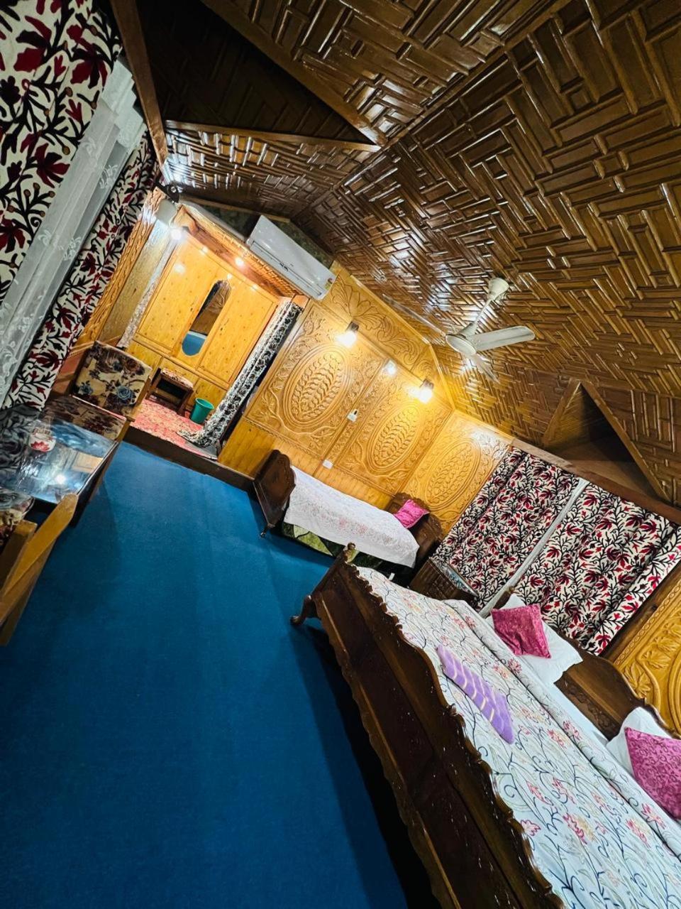 Houseboat Young Snow View Front Line Dal Lake Srinagar  Ruang foto