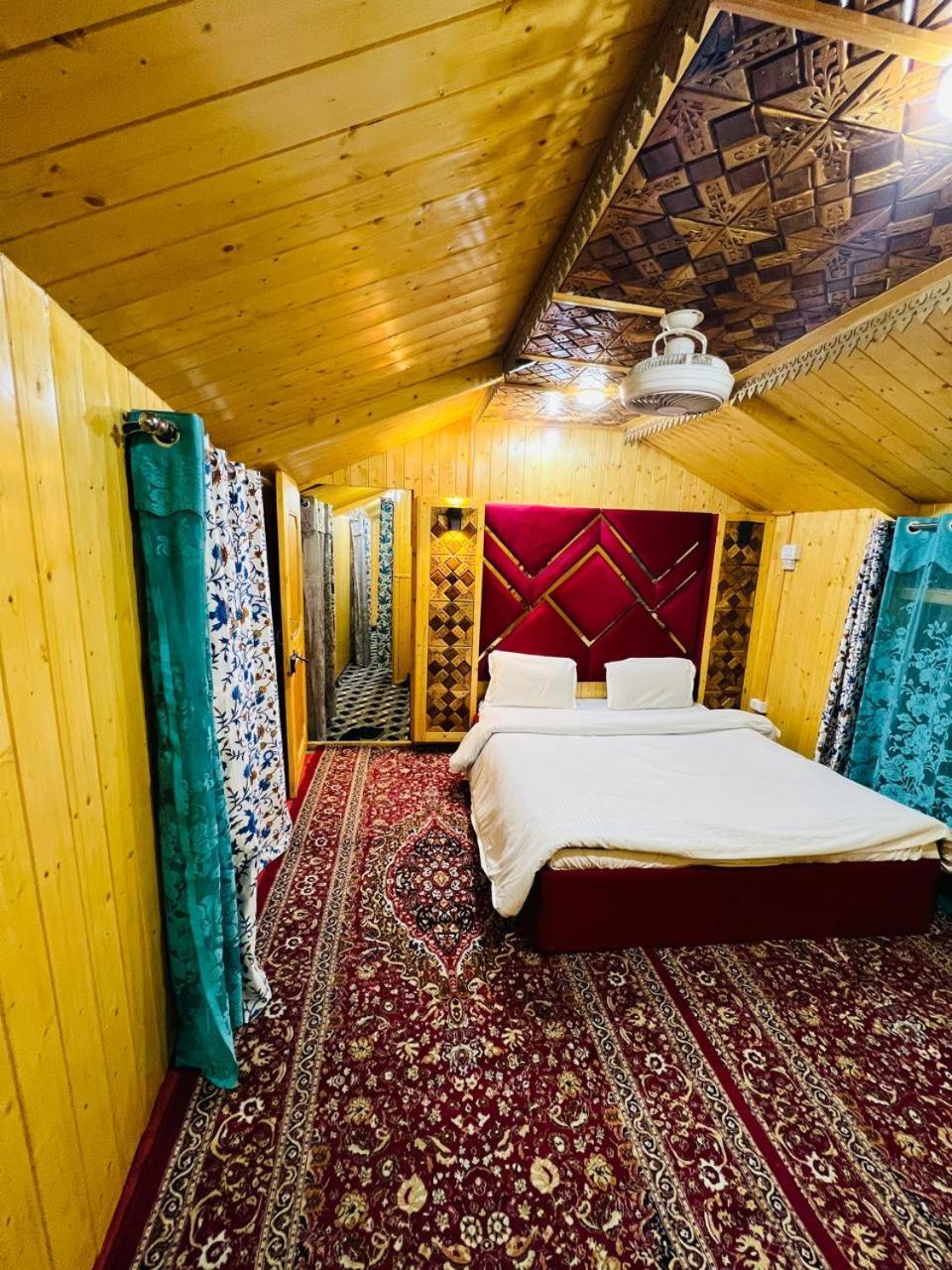 Houseboat Young Snow View Front Line Dal Lake Srinagar  Ruang foto