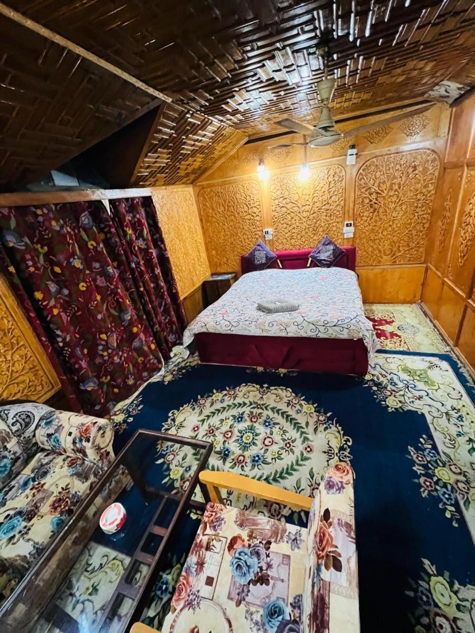 Houseboat Young Snow View Front Line Dal Lake Srinagar  Ruang foto