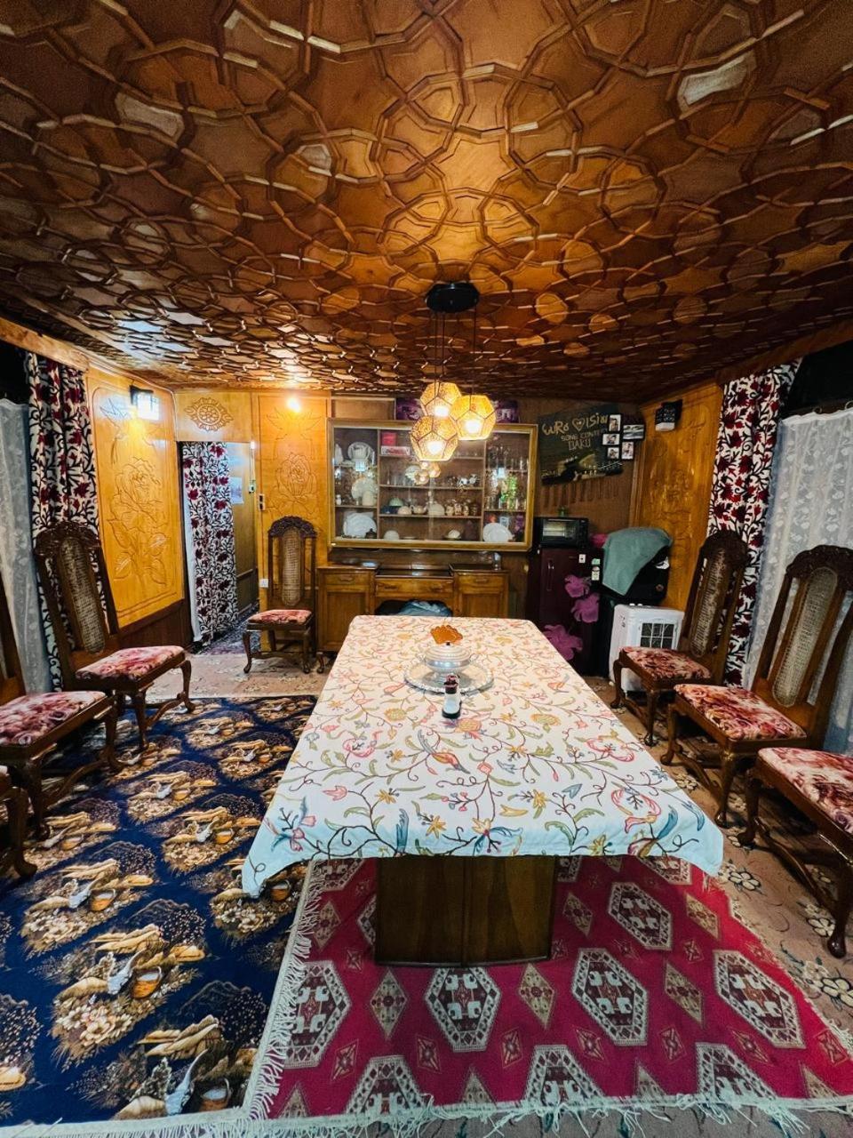 Houseboat Young Snow View Front Line Dal Lake Srinagar  Bagian luar foto