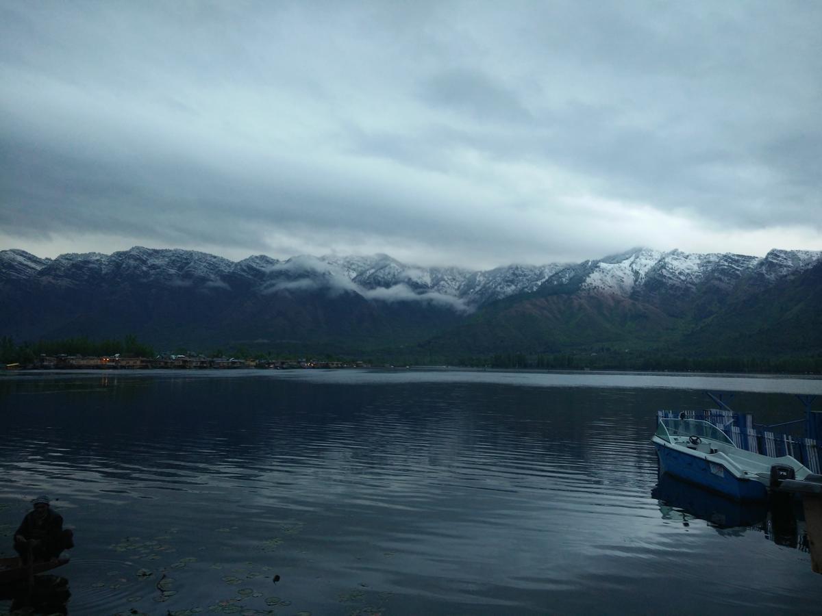Houseboat Young Snow View Front Line Dal Lake Srinagar  Bagian luar foto
