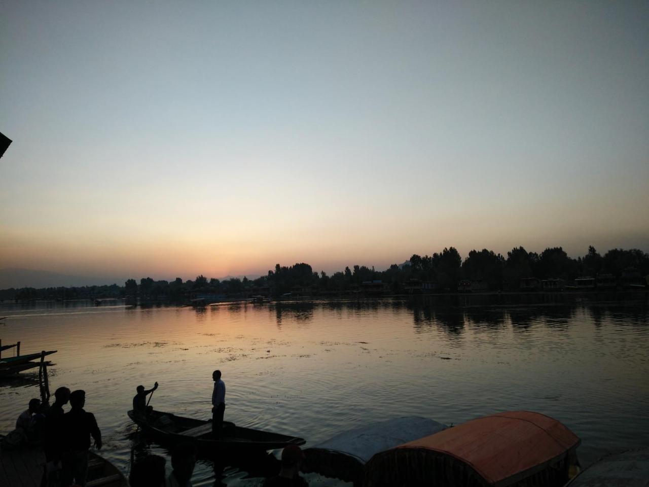 Houseboat Young Snow View Front Line Dal Lake Srinagar  Bagian luar foto