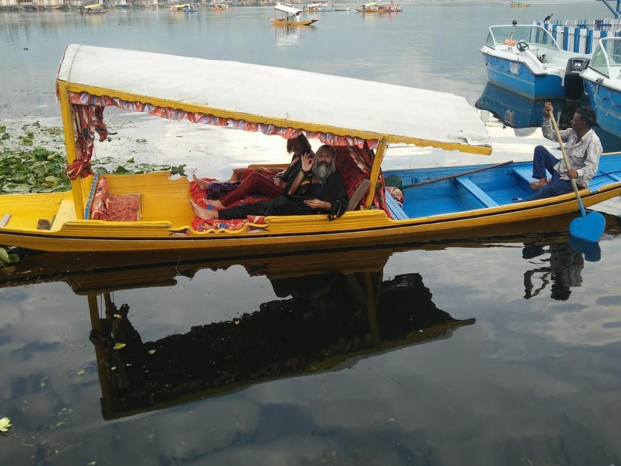 Houseboat Young Snow View Front Line Dal Lake Srinagar  Bagian luar foto