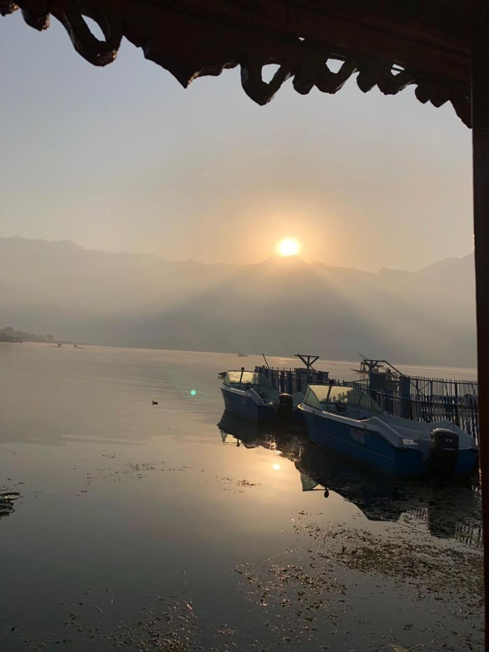 Houseboat Young Snow View Front Line Dal Lake Srinagar  Bagian luar foto