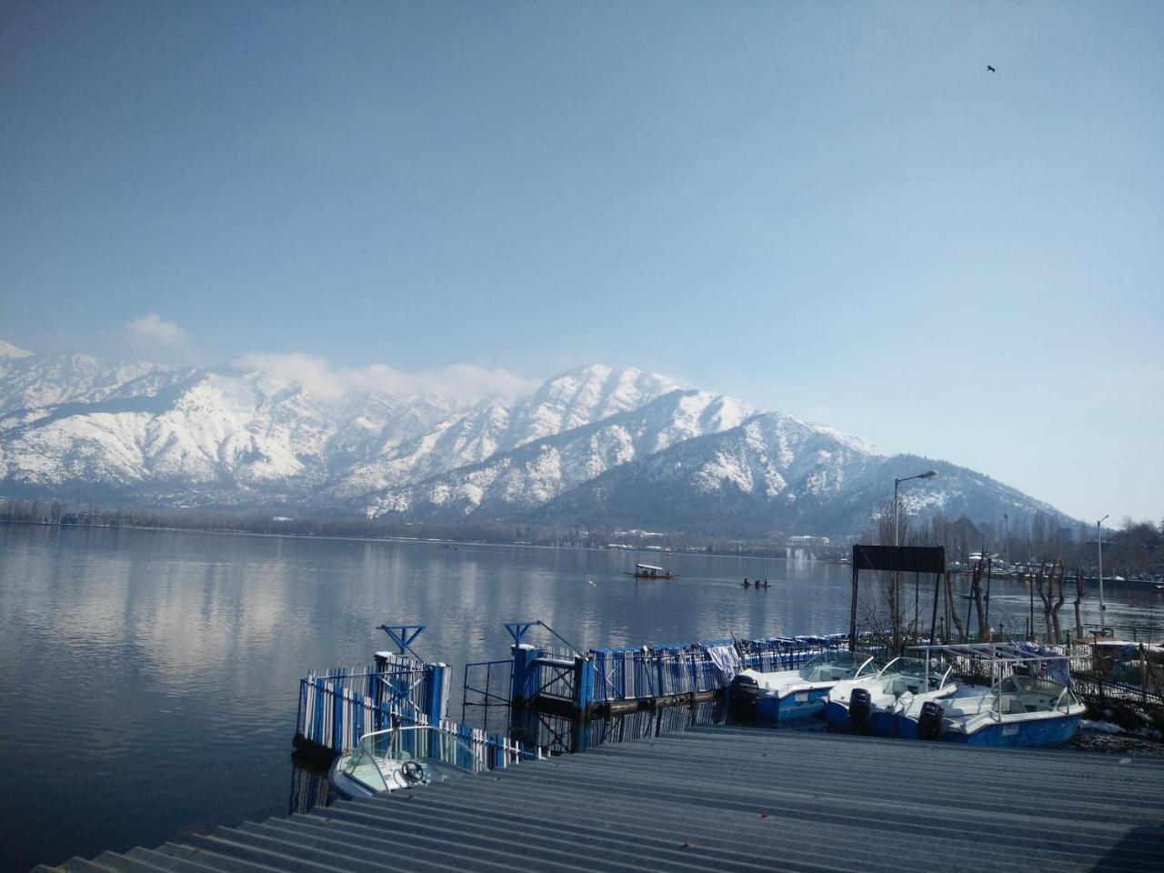 Houseboat Young Snow View Front Line Dal Lake Srinagar  Bagian luar foto