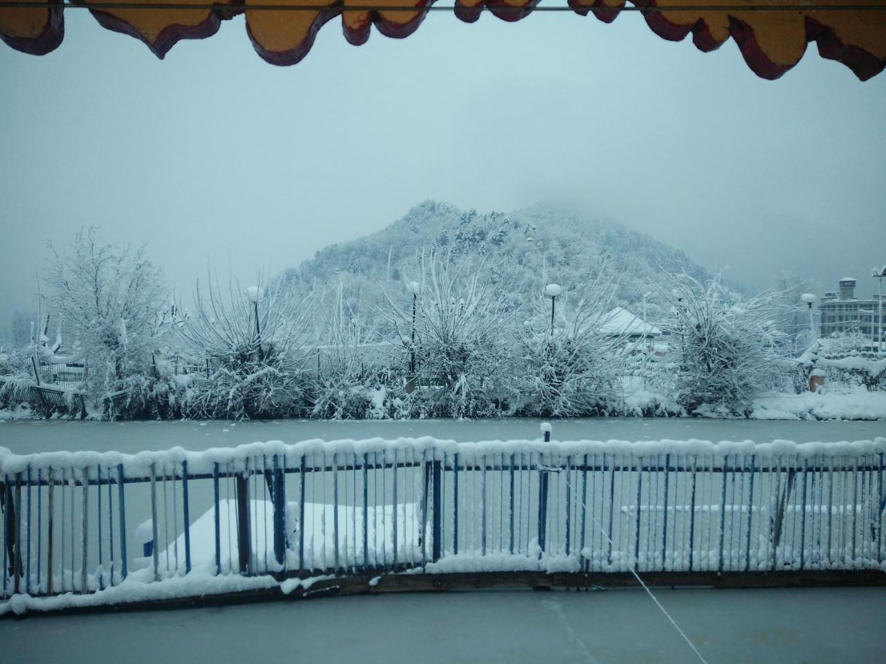 Houseboat Young Snow View Front Line Dal Lake Srinagar  Bagian luar foto