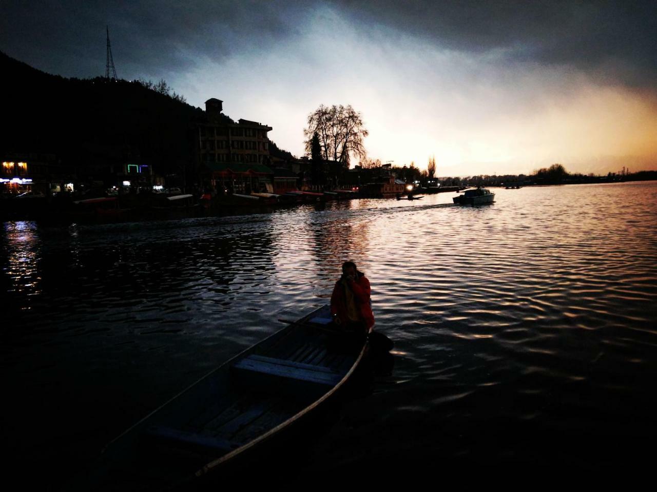 Houseboat Young Snow View Front Line Dal Lake Srinagar  Bagian luar foto